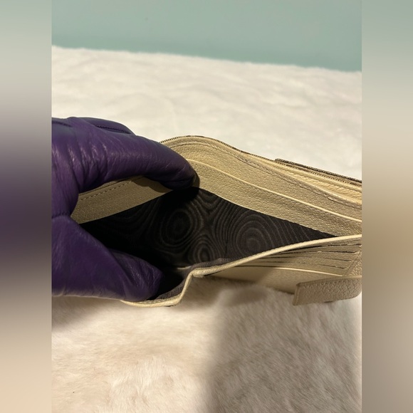 GUCCI Compact Wallet in beige canvas and cream leather. Authentic & pre-owned. - Picture 10 of 11